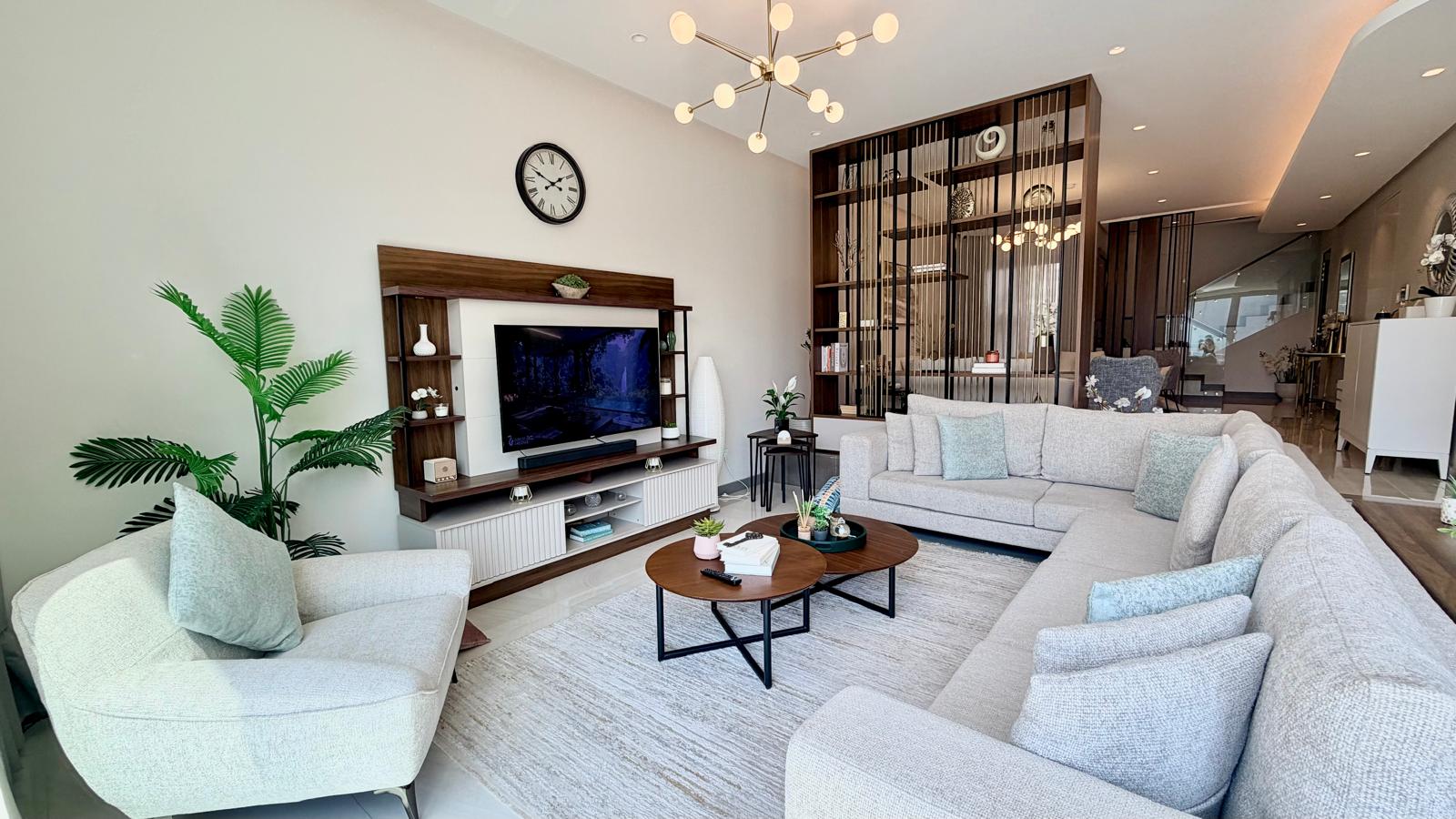 LUXURY WATERFRONT VILLA | FREEHOLD | PRIVATE POOL 