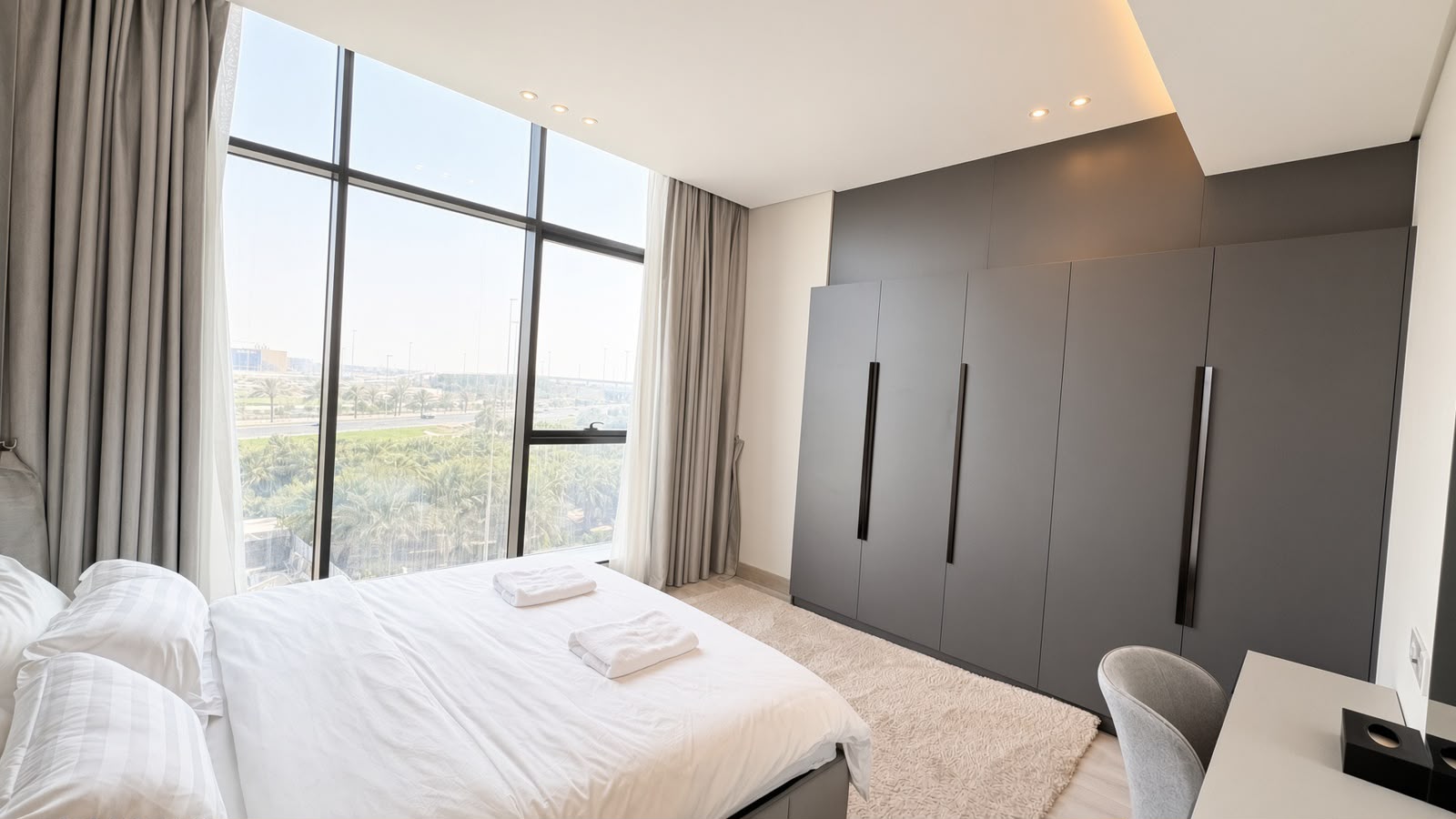 LUXURY 2BED | SPACIOUS | NEAR CAUSEWAY