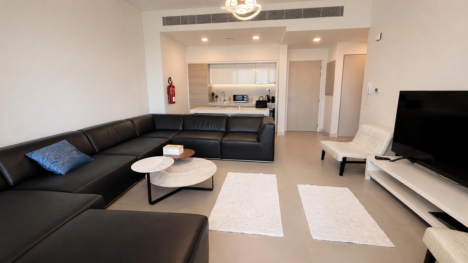 BRIGHT 1BR | MALL & BEACH ACCESS | MODERN LIVING