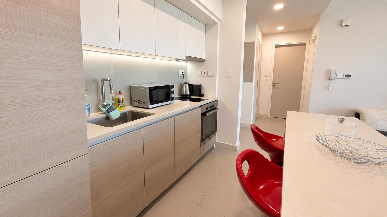 BRIGHT 1BR | MALL & BEACH ACCESS | MODERN LIVING