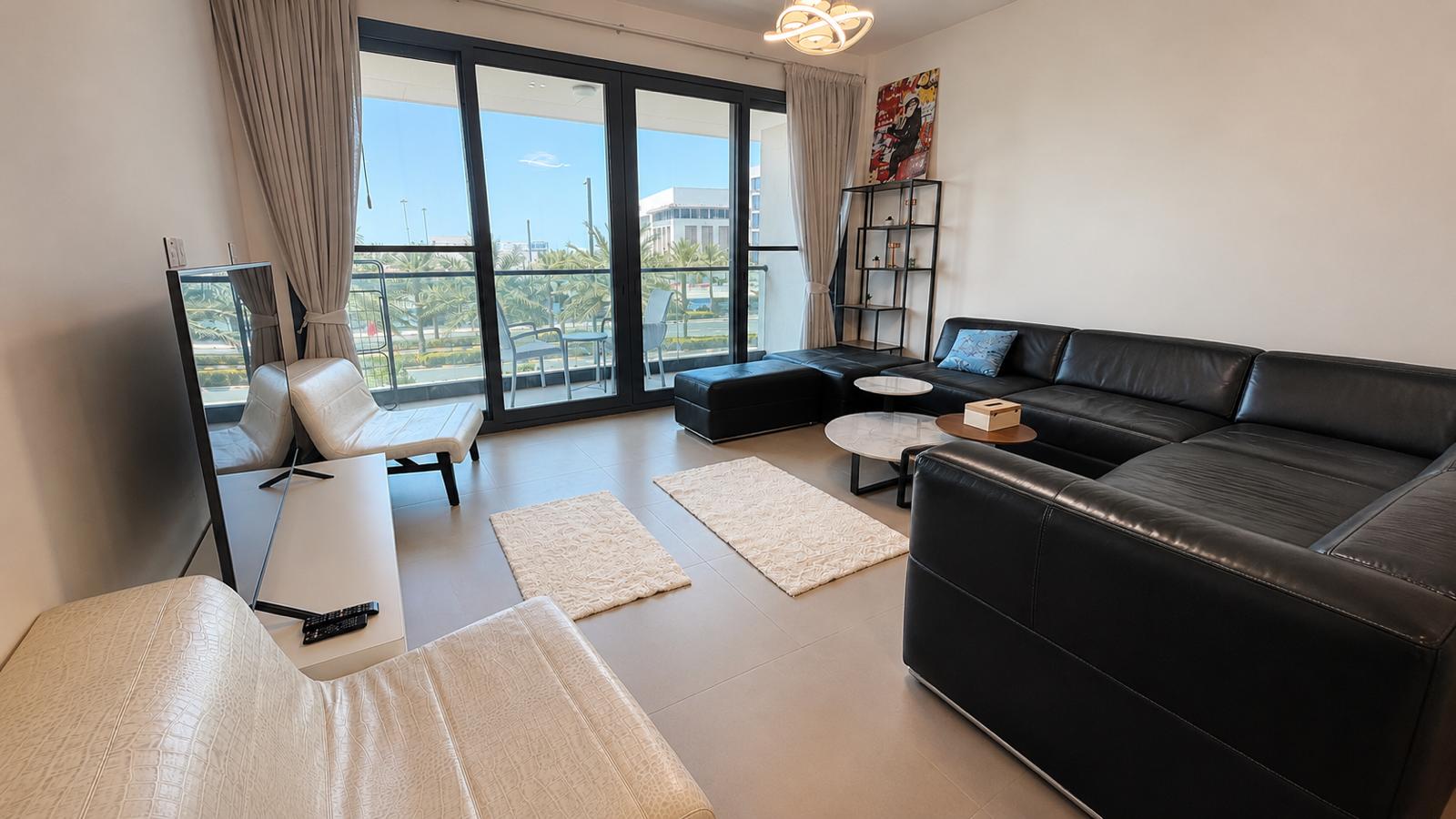 BRIGHT 1BR | MALL & BEACH ACCESS | MODERN LIVING