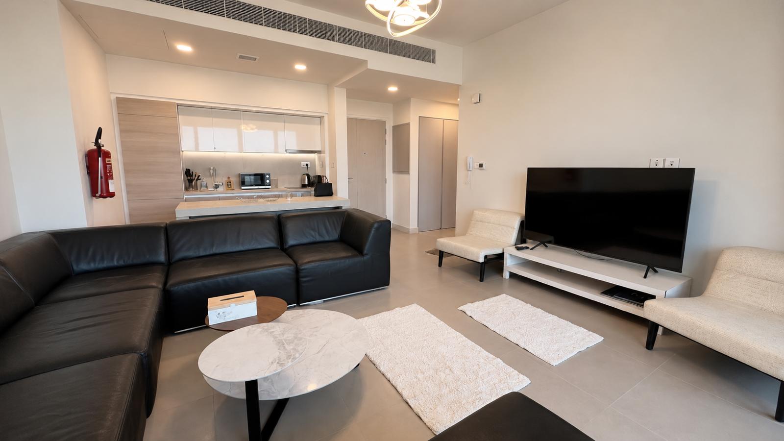 BRIGHT 1BR | MALL & BEACH ACCESS | MODERN LIVING